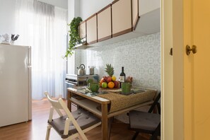 Fridge, oven, stovetop, coffee/tea maker