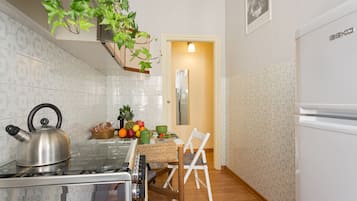 Fridge, oven, stovetop, coffee/tea maker