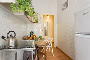 Fridge, oven, stovetop, coffee/tea maker