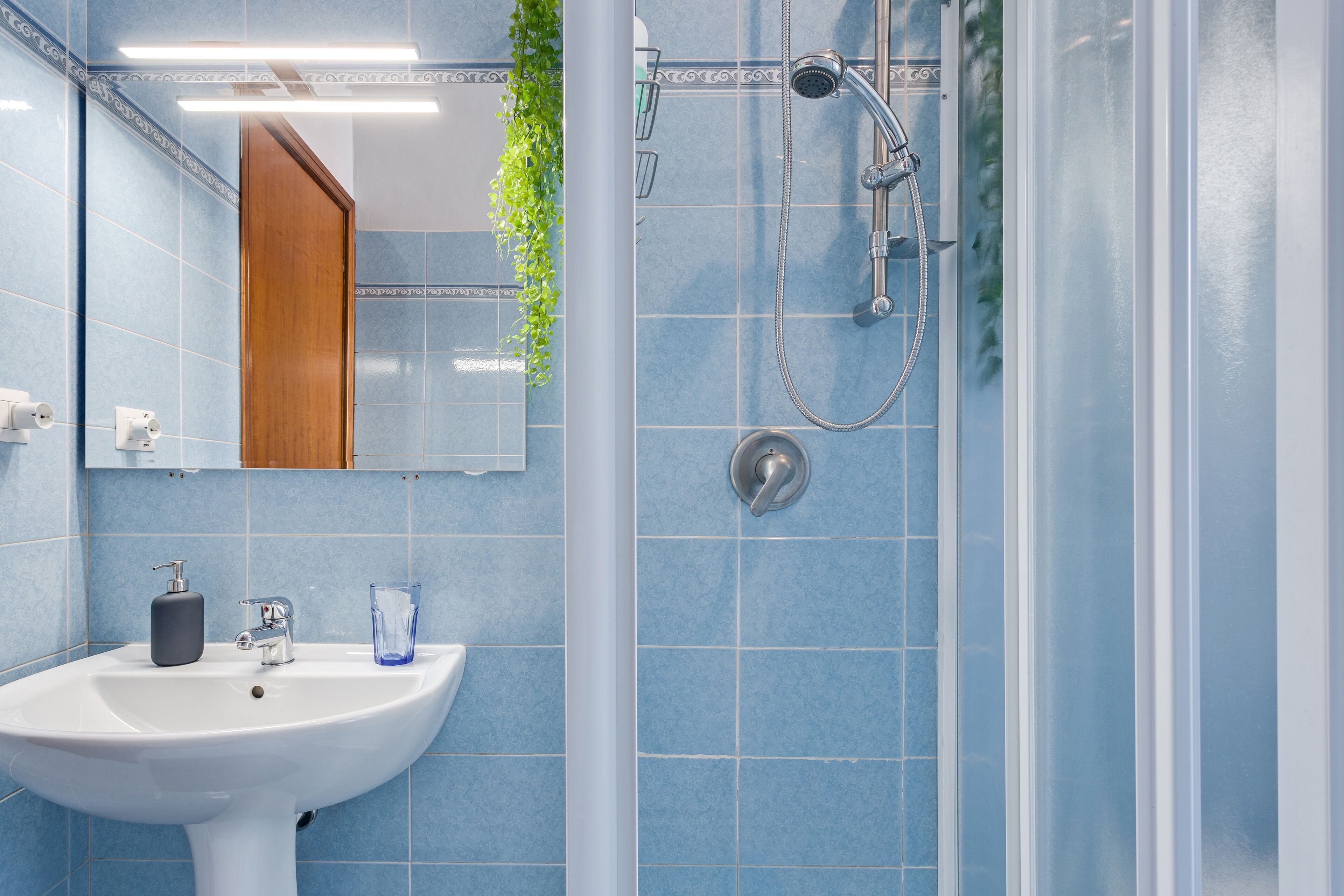 Dusche, Haartrockner, Bidet, Handtücher