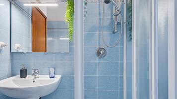 Dusche, Haartrockner, Bidet, HandtĂŒcher