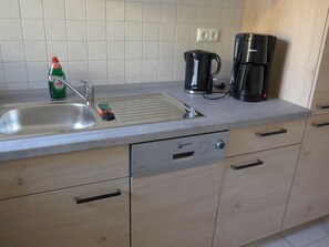 Kühlschrank, Mikrowelle, Herdplatte, Geschirrspüler