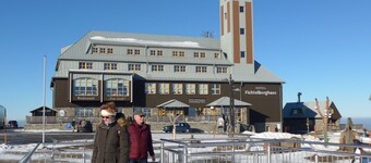 Cable car, lift, slopes, ski schools are within walking distance. Family friendly