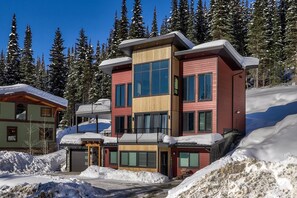 Exterior - Snow is falling; book now to enjoy Lookout Lodge! (Sun Peaks)