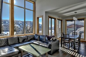 Smart TV, fireplace, DVD player - Summer in Sun Peaks; book now to enjoy Lookout Lodge! (Sun Peaks)