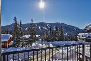 Property grounds - Snow is falling; book now to enjoy Lookout Lodge! (Sun Peaks)