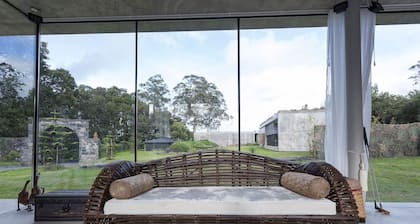Villa à l'architecture minimaliste moderne au milieu d'une réserve naturelle