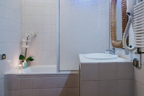 Habitación con 1 cama doble o 2 individuales | Baño