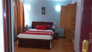 خزنة داخل الغرفة وستائر تعتيم وواي فاي مجانًا وملاءات أسرّة