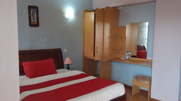 行政客房 | 客房内保险箱、遮光窗帘、免费 WiFi、床单