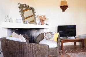 Fernseher, Kamin, Bücher, Stereoanlage