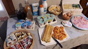 Un bufé de desayuno con diversos alimentos y bebidas.