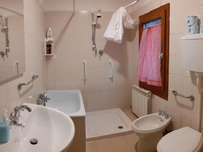 Separate bathtub and shower, free toiletries, hair dryer, bidet - B&b La Tana Dei Ricci (Sestola)