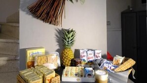 Una mesa con alimentos, una bebida, una piña y una decoración de pared.