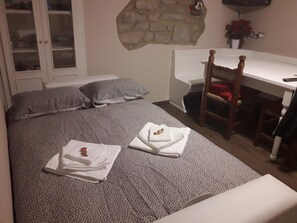 Chambre Familiale, salle de bains commune | Lits supplémentaires