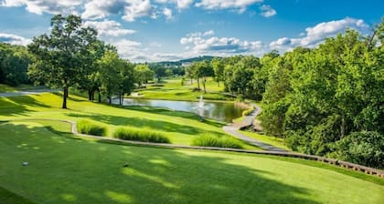 The Holiday House at Pointe Royale Golf Village: A Branson Getaway