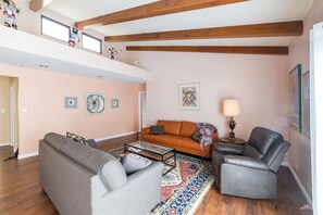 Una Smart TV, libros, una videoteca, una oficina