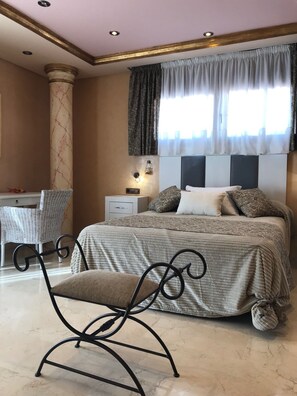 Desk, laptop workspace, free WiFi - Villa Katerina (Málaga)