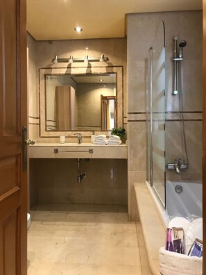 Double Room (Private Bathroom) | Bathroom | Towels - Villa Katerina (Málaga)