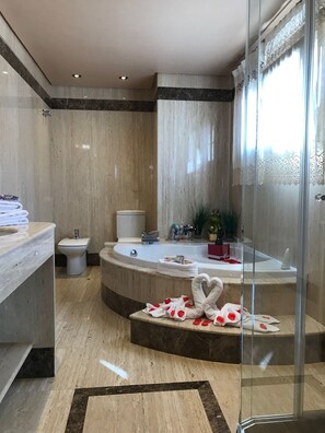 Deluxe Double Room | Bathroom | Towels