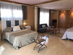 Habitación doble Deluxe | Escritorio, espacio para trabajar con laptop y wifi gratis