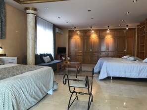 Desk, laptop workspace, free WiFi - Villa Katerina (Málaga)