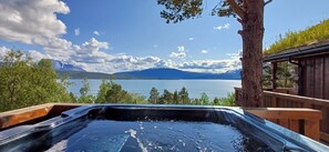 Outdoor spa tub - Beautiful cabin with sauna & Jacuzzi with wonderful view in idyllic Malangen (Mestervik)
