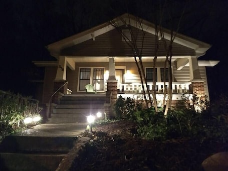 Exterior. 2 blocks to North Chattanooga revitalized riverfront restaurants and bars.
