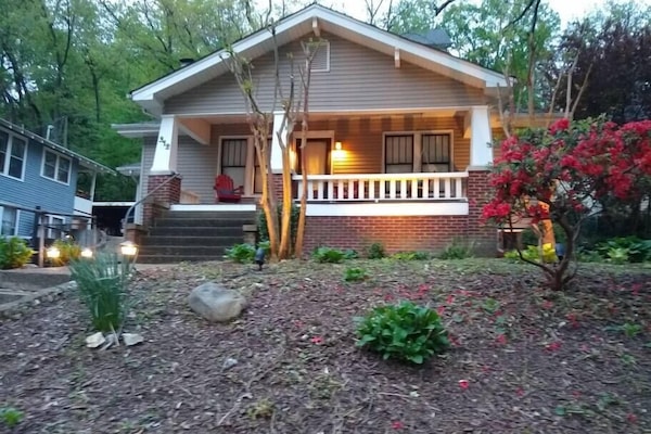 3 Blocks to restaurants and walking bridge over Tennessee River