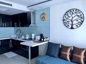 Business Suite | Private kitchen | Full-size fridge, microwave, stovetop, coffee/tea maker