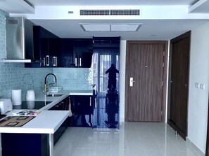 商务套房 | 私人厨房 | 大冰箱、微波炉、炉灶、茶具/咖啡用具