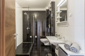 Shower, hair dryer, toilet paper - Pool and Beach Residence Spalatum (Podstrana)