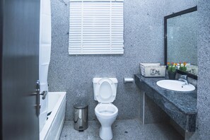 Douche, articles de toilette gratuits, serviettes fournies