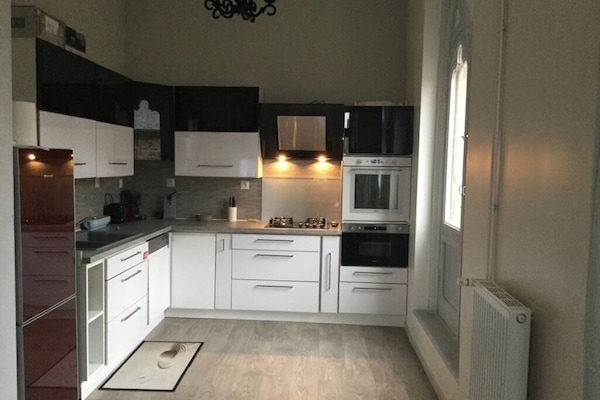 Microwave, dishwasher, coffee/tea maker, cookware/dishes/utensils