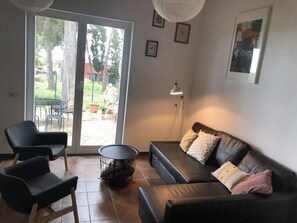 TV - A confortable nest, guarded by a big lebanon cedar tree,   (imperia)