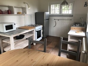 Een koelkast, een microgolfoven, een oven, een kookplaat