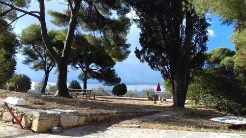 Zedernhaus, in einem großen mediterranen Garten, den Seealpen und dem Meer