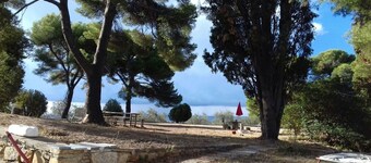 Cedar house, i en stor middelhavshage, de maritime alpene og havet