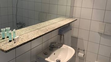 Apartment, 2 Bedrooms | Bathroom | Combined shower/bathtub, towels