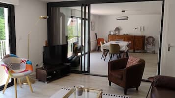 Télévision, table de tennis de table