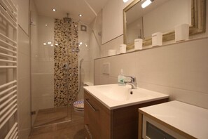 Apartamento, sacada (Esterberg) | Pia do banheiro