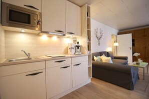 Appartement, balcon (Esterberg) | Cuisine privée | Réfrigérateur, micro-ondes, plaque de cuisson, cafetière/bouilloire