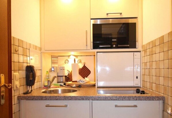Appartement, 1 slaapkamer, balkon (Alpenrose) | Privékeuken | Een koelkast, een magnetron, een kookplaat