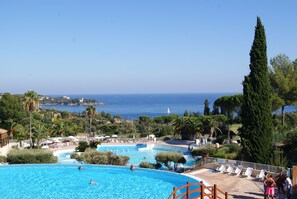 Outdoor pool, a heated pool - Apartment overlooking the sea and golf course at Cap Esterel Saint Raphaël (Agay)