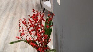 Ein modernes Interieur mit Essbereich, einer an der Wand befestigten Fischdekoration und einem roten abstrakten Gemälde.