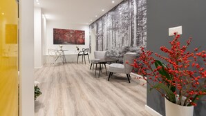 Ein modernes Interieur mit Essbereich, einer Couch und einer Zierpflanze.