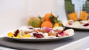 Ein Dessertteller mit verschiedenen Süßigkeiten und Früchten.