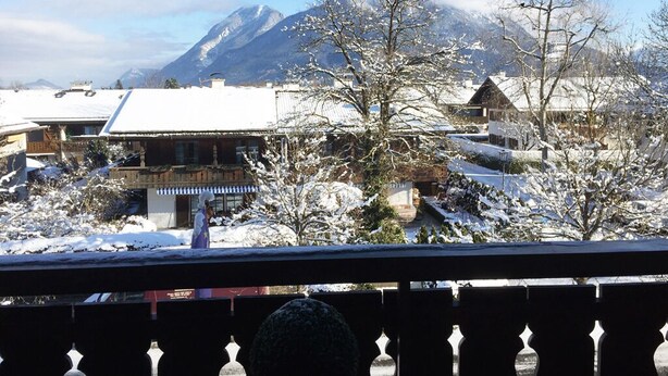 A snowy mountain landscape with buildings in the foreground. - Marie-Anne (Garmisch-Partenkirchen)