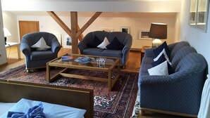 A living room with two sofas, a coffee table, and a patterned rug. - Marie-Anne (Garmisch-Partenkirchen)