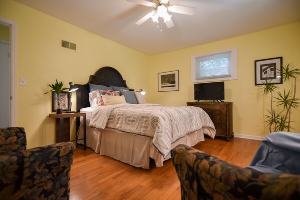 2 bedrooms, desk, iron/ironing board, WiFi